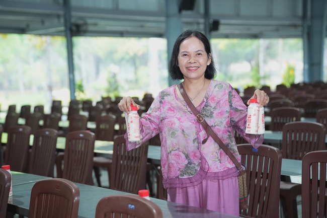 Gia đình Phật tử Liên Huệ, Liên Hương, Liên Thúy, Liên Vy phát tâm cúng dường 700 chai sữa chua và 700 hộp đậu hũ non Singapore đến Học viện Phật giáo Việt Nam tại TP. Hồ Chí Minh (cơ sở 2, xã Bình Lợi) và chùa Thanh Tâm.