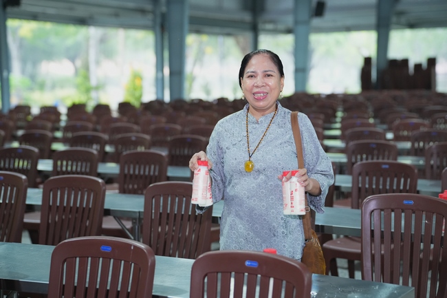 Gia đình Phật tử Liên Huệ, Liên Hương, Liên Thúy, Liên Vy phát tâm cúng dường 700 chai sữa chua và 700 hộp đậu hũ non Singapore đến Học viện Phật giáo Việt Nam tại TP. Hồ Chí Minh (cơ sở 2, xã Bình Lợi) và chùa Thanh Tâm.