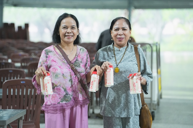 Gia đình Phật tử Liên Huệ, Liên Hương, Liên Thúy, Liên Vy phát tâm cúng dường 700 chai sữa chua và 700 hộp đậu hũ non Singapore đến Học viện Phật giáo Việt Nam tại TP. Hồ Chí Minh (cơ sở 2, xã Bình Lợi) và chùa Thanh Tâm.