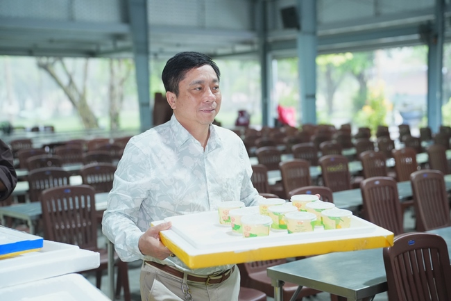 Gia đình Phật tử Liên Huệ, Liên Hương, Liên Thúy, Liên Vy phát tâm cúng dường 700 chai sữa chua và 700 hộp đậu hũ non Singapore đến Học viện Phật giáo Việt Nam tại TP. Hồ Chí Minh (cơ sở 2, xã Bình Lợi) và chùa Thanh Tâm.