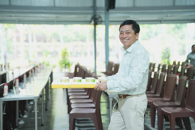 Gia đình Phật tử Liên Huệ, Liên Hương, Liên Thúy, Liên Vy phát tâm cúng dường 700 chai sữa chua và 700 hộp đậu hũ non Singapore đến Học viện Phật giáo Việt Nam tại TP. Hồ Chí Minh (cơ sở 2, xã Bình Lợi) và chùa Thanh Tâm.