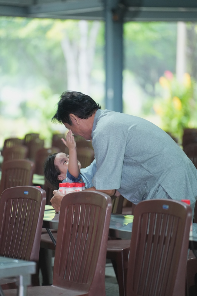 Gia đình Phật tử Liên Huệ, Liên Hương, Liên Thúy, Liên Vy phát tâm cúng dường 700 chai sữa chua và 700 hộp đậu hũ non Singapore đến Học viện Phật giáo Việt Nam tại TP. Hồ Chí Minh (cơ sở 2, xã Bình Lợi) và chùa Thanh Tâm.