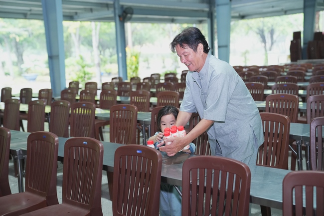 Gia đình Phật tử Liên Huệ, Liên Hương, Liên Thúy, Liên Vy phát tâm cúng dường 700 chai sữa chua và 700 hộp đậu hũ non Singapore đến Học viện Phật giáo Việt Nam tại TP. Hồ Chí Minh (cơ sở 2, xã Bình Lợi) và chùa Thanh Tâm.