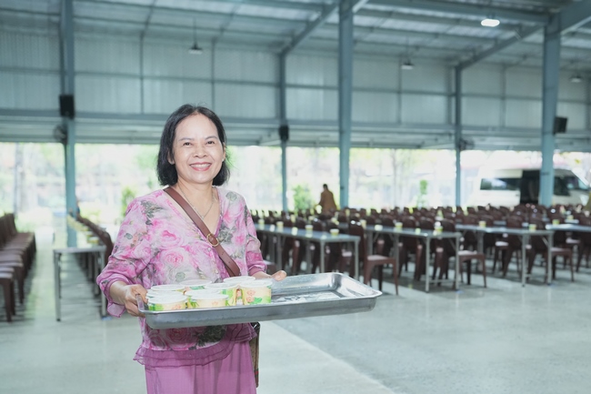 Gia đình Phật tử Liên Huệ, Liên Hương, Liên Thúy, Liên Vy phát tâm cúng dường 700 chai sữa chua và 700 hộp đậu hũ non Singapore đến Học viện Phật giáo Việt Nam tại TP. Hồ Chí Minh (cơ sở 2, xã Bình Lợi) và chùa Thanh Tâm.
