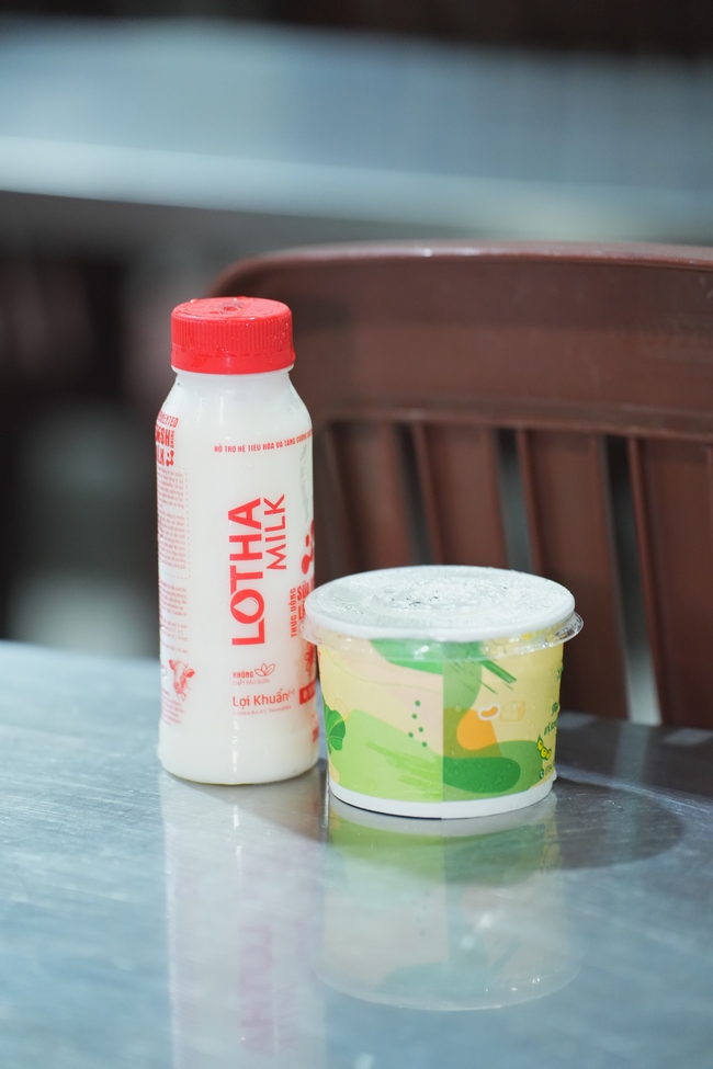 Gia đình Phật tử Liên Huệ, Liên Hương, Liên Thúy, Liên Vy phát tâm cúng dường 700 chai sữa chua và 700 hộp đậu hũ non Singapore đến Học viện Phật giáo Việt Nam tại TP. Hồ Chí Minh (cơ sở 2, xã Bình Lợi) và chùa Thanh Tâm.