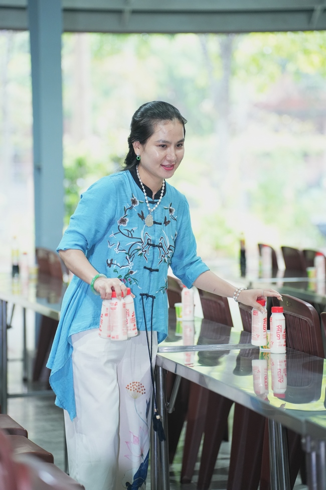 Gia đình Phật tử Liên Huệ, Liên Hương, Liên Thúy, Liên Vy phát tâm cúng dường 700 chai sữa chua và 700 hộp đậu hũ non Singapore đến Học viện Phật giáo Việt Nam tại TP. Hồ Chí Minh (cơ sở 2, xã Bình Lợi) và chùa Thanh Tâm.