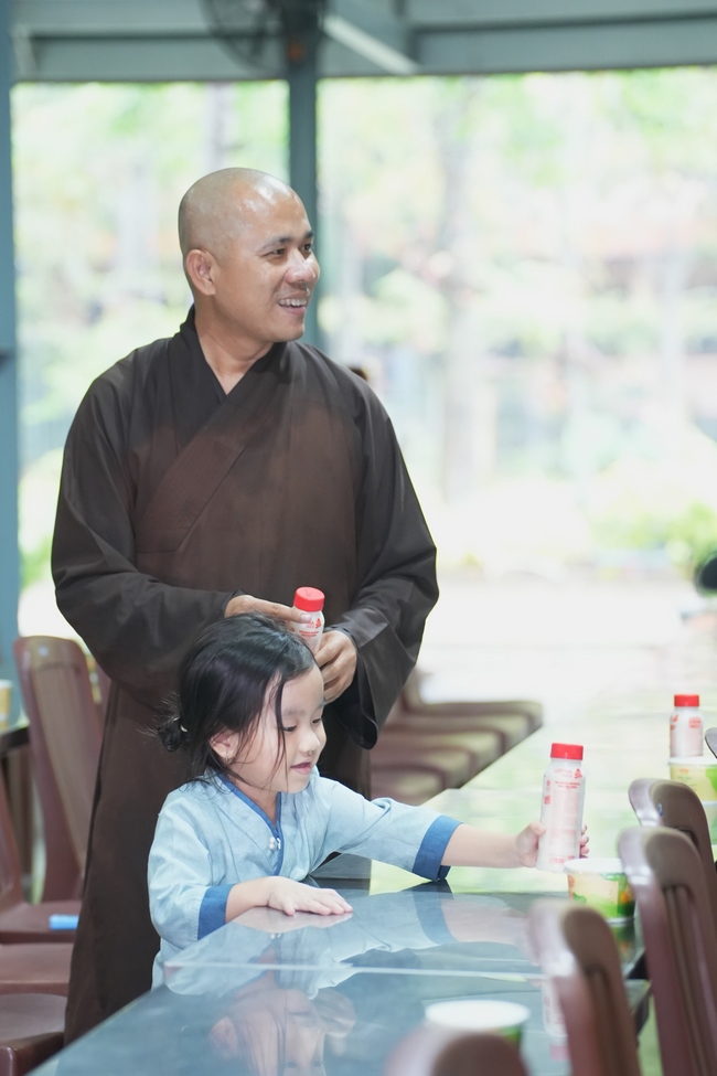 Gia đình Phật tử Liên Huệ, Liên Hương, Liên Thúy, Liên Vy phát tâm cúng dường 700 chai sữa chua và 700 hộp đậu hũ non Singapore đến Học viện Phật giáo Việt Nam tại TP. Hồ Chí Minh (cơ sở 2, xã Bình Lợi) và chùa Thanh Tâm.