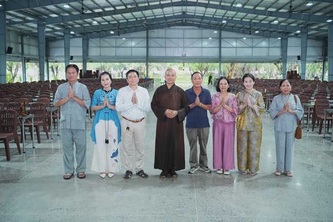 Gia đình Phật tử Liên Huệ, Liên Hương, Liên Thúy, Liên Vy phát tâm cúng dường 700 chai sữa chua và 700 hộp đậu hũ non Singapore đến Học viện Phật giáo Việt Nam tại TP. Hồ Chí Minh (cơ sở 2, xã Bình Lợi) và chùa Thanh Tâm.