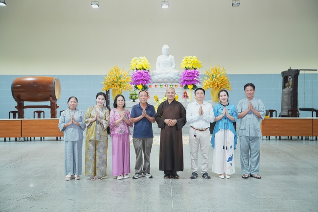 Gia đình Phật tử Liên Huệ, Liên Hương, Liên Thúy, Liên Vy phát tâm cúng dường 700 chai sữa chua và 700 hộp đậu hũ non Singapore đến Học viện Phật giáo Việt Nam tại TP. Hồ Chí Minh (cơ sở 2, xã Bình Lợi) và chùa Thanh Tâm.