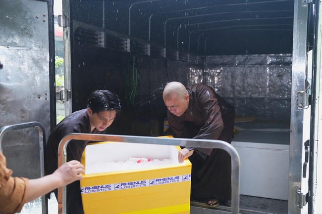 Gia đình Phật tử Liên Huệ, Liên Hương, Liên Thúy, Liên Vy phát tâm cúng dường 700 chai sữa chua và 700 hộp đậu hũ non Singapore đến Học viện Phật giáo Việt Nam tại TP. Hồ Chí Minh (cơ sở 2, xã Bình Lợi) và chùa Thanh Tâm.