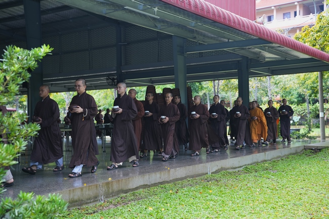 Gia đình Phật tử Liên Huệ, Liên Hương, Liên Thúy, Liên Vy phát tâm cúng dường 700 chai sữa chua và 700 hộp đậu hũ non Singapore đến Học viện Phật giáo Việt Nam tại TP. Hồ Chí Minh (cơ sở 2, xã Bình Lợi) và chùa Thanh Tâm.