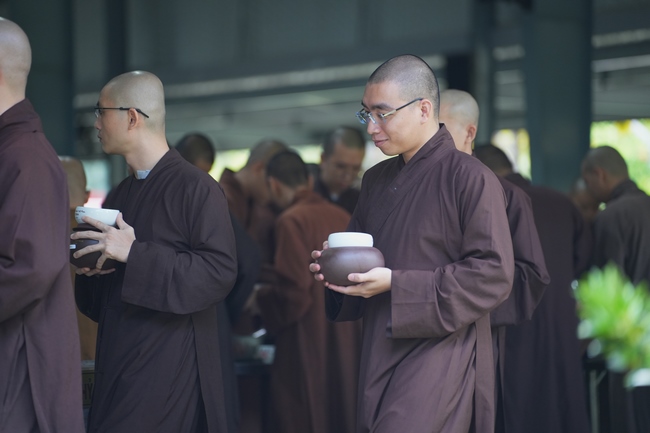Gia đình Phật tử Liên Huệ, Liên Hương, Liên Thúy, Liên Vy phát tâm cúng dường 700 chai sữa chua và 700 hộp đậu hũ non Singapore đến Học viện Phật giáo Việt Nam tại TP. Hồ Chí Minh (cơ sở 2, xã Bình Lợi) và chùa Thanh Tâm.