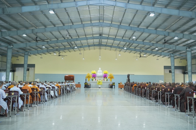Gia đình Phật tử Liên Huệ, Liên Hương, Liên Thúy, Liên Vy phát tâm cúng dường 700 chai sữa chua và 700 hộp đậu hũ non Singapore đến Học viện Phật giáo Việt Nam tại TP. Hồ Chí Minh (cơ sở 2, xã Bình Lợi) và chùa Thanh Tâm.