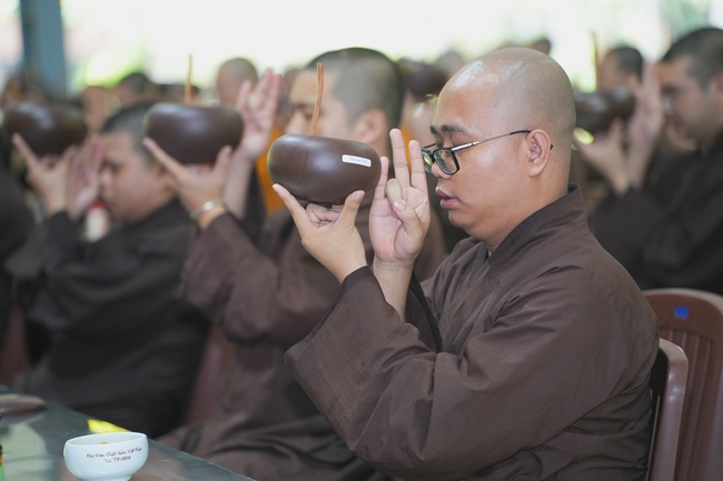 Gia đình Phật tử Liên Huệ, Liên Hương, Liên Thúy, Liên Vy phát tâm cúng dường 700 chai sữa chua và 700 hộp đậu hũ non Singapore đến Học viện Phật giáo Việt Nam tại TP. Hồ Chí Minh (cơ sở 2, xã Bình Lợi) và chùa Thanh Tâm.