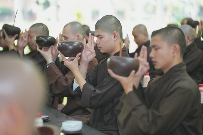 Gia đình Phật tử Liên Huệ, Liên Hương, Liên Thúy, Liên Vy phát tâm cúng dường 700 chai sữa chua và 700 hộp đậu hũ non Singapore đến Học viện Phật giáo Việt Nam tại TP. Hồ Chí Minh (cơ sở 2, xã Bình Lợi) và chùa Thanh Tâm.