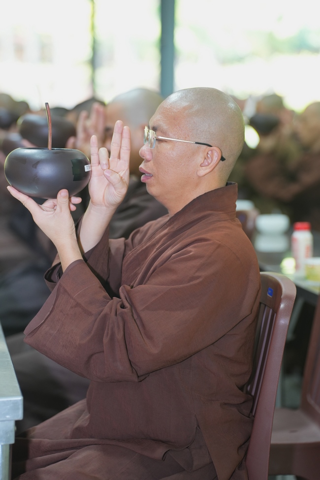 Gia đình Phật tử Liên Huệ, Liên Hương, Liên Thúy, Liên Vy phát tâm cúng dường 700 chai sữa chua và 700 hộp đậu hũ non Singapore đến Học viện Phật giáo Việt Nam tại TP. Hồ Chí Minh (cơ sở 2, xã Bình Lợi) và chùa Thanh Tâm.