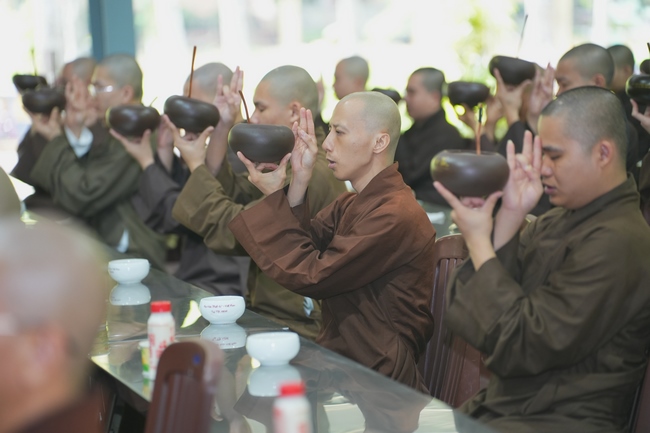 Gia đình Phật tử Liên Huệ, Liên Hương, Liên Thúy, Liên Vy phát tâm cúng dường 700 chai sữa chua và 700 hộp đậu hũ non Singapore đến Học viện Phật giáo Việt Nam tại TP. Hồ Chí Minh (cơ sở 2, xã Bình Lợi) và chùa Thanh Tâm.