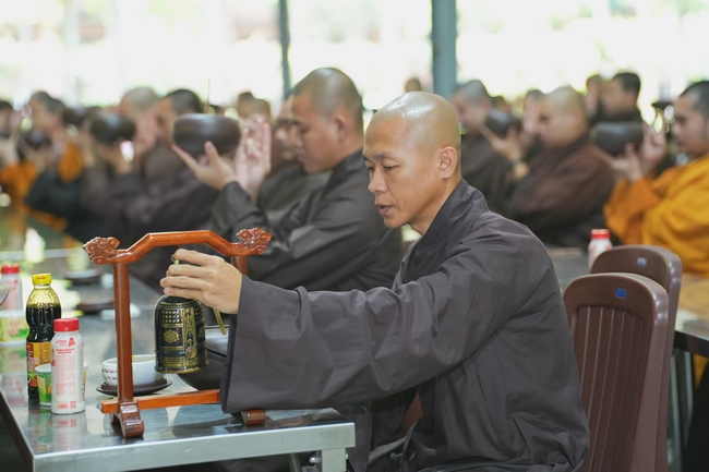 Gia đình Phật tử Liên Huệ, Liên Hương, Liên Thúy, Liên Vy phát tâm cúng dường 700 chai sữa chua và 700 hộp đậu hũ non Singapore đến Học viện Phật giáo Việt Nam tại TP. Hồ Chí Minh (cơ sở 2, xã Bình Lợi) và chùa Thanh Tâm.