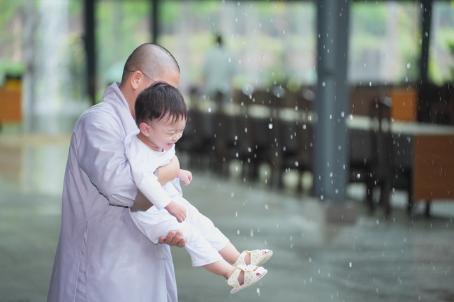 Gia đình Phật tử Liên Huệ, Liên Hương, Liên Thúy, Liên Vy phát tâm cúng dường 700 chai sữa chua và 700 hộp đậu hũ non Singapore đến Học viện Phật giáo Việt Nam tại TP. Hồ Chí Minh (cơ sở 2, xã Bình Lợi) và chùa Thanh Tâm.