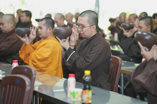 Gia đình Phật tử Liên Huệ, Liên Hương, Liên Thúy, Liên Vy phát tâm cúng dường 700 chai sữa chua và 700 hộp đậu hũ non Singapore đến Học viện Phật giáo Việt Nam tại TP. Hồ Chí Minh (cơ sở 2, xã Bình Lợi) và chùa Thanh Tâm.