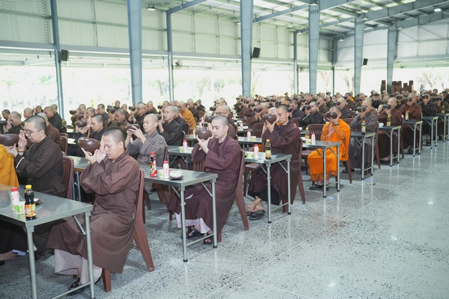 Gia đình Phật tử Liên Huệ, Liên Hương, Liên Thúy, Liên Vy phát tâm cúng dường 700 chai sữa chua và 700 hộp đậu hũ non Singapore đến Học viện Phật giáo Việt Nam tại TP. Hồ Chí Minh (cơ sở 2, xã Bình Lợi) và chùa Thanh Tâm.