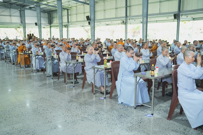 Gia đình Phật tử Liên Huệ, Liên Hương, Liên Thúy, Liên Vy phát tâm cúng dường 700 chai sữa chua và 700 hộp đậu hũ non Singapore đến Học viện Phật giáo Việt Nam tại TP. Hồ Chí Minh (cơ sở 2, xã Bình Lợi) và chùa Thanh Tâm.