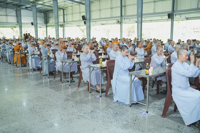 Gia đình Phật tử Liên Huệ, Liên Hương, Liên Thúy, Liên Vy phát tâm cúng dường 700 chai sữa chua và 700 hộp đậu hũ non Singapore đến Học viện Phật giáo Việt Nam tại TP. Hồ Chí Minh (cơ sở 2, xã Bình Lợi) và chùa Thanh Tâm.
