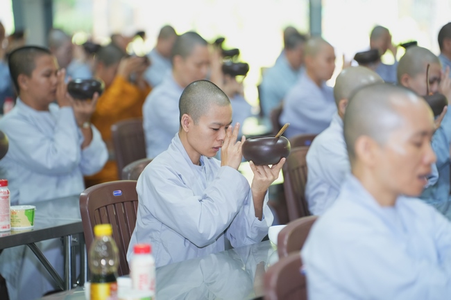 Gia đình Phật tử Liên Huệ, Liên Hương, Liên Thúy, Liên Vy phát tâm cúng dường 700 chai sữa chua và 700 hộp đậu hũ non Singapore đến Học viện Phật giáo Việt Nam tại TP. Hồ Chí Minh (cơ sở 2, xã Bình Lợi) và chùa Thanh Tâm.