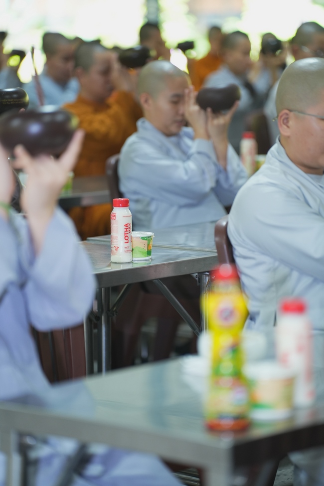 Gia đình Phật tử Liên Huệ, Liên Hương, Liên Thúy, Liên Vy phát tâm cúng dường 700 chai sữa chua và 700 hộp đậu hũ non Singapore đến Học viện Phật giáo Việt Nam tại TP. Hồ Chí Minh (cơ sở 2, xã Bình Lợi) và chùa Thanh Tâm.