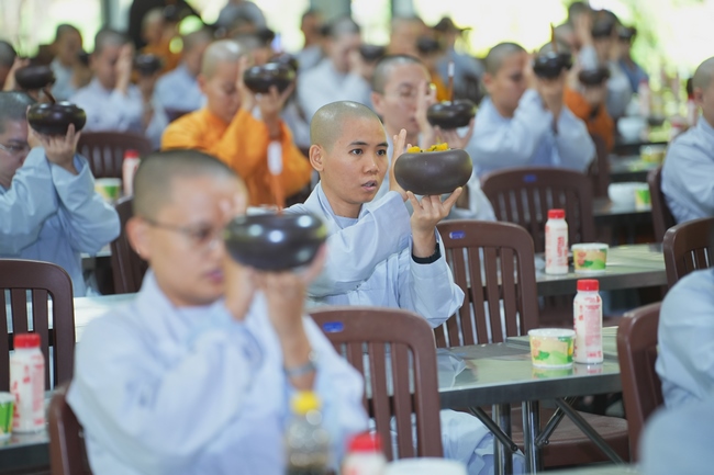 Gia đình Phật tử Liên Huệ, Liên Hương, Liên Thúy, Liên Vy phát tâm cúng dường 700 chai sữa chua và 700 hộp đậu hũ non Singapore đến Học viện Phật giáo Việt Nam tại TP. Hồ Chí Minh (cơ sở 2, xã Bình Lợi) và chùa Thanh Tâm.