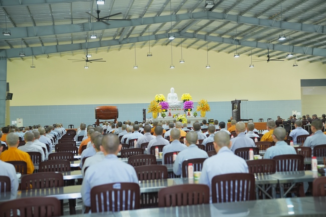 Gia đình Phật tử Liên Huệ, Liên Hương, Liên Thúy, Liên Vy phát tâm cúng dường 700 chai sữa chua và 700 hộp đậu hũ non Singapore đến Học viện Phật giáo Việt Nam tại TP. Hồ Chí Minh (cơ sở 2, xã Bình Lợi) và chùa Thanh Tâm.