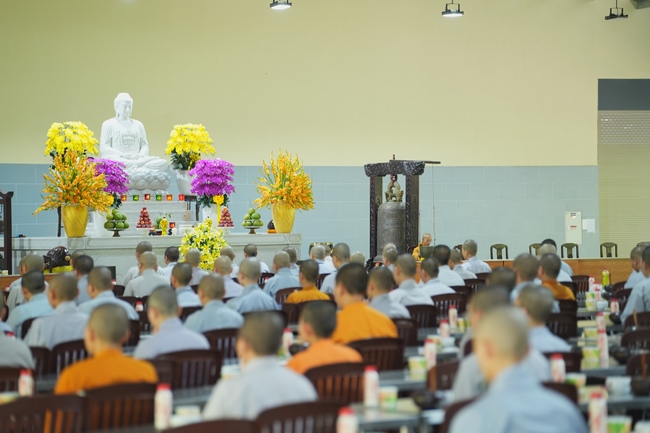 Gia đình Phật tử Liên Huệ, Liên Hương, Liên Thúy, Liên Vy phát tâm cúng dường 700 chai sữa chua và 700 hộp đậu hũ non Singapore đến Học viện Phật giáo Việt Nam tại TP. Hồ Chí Minh (cơ sở 2, xã Bình Lợi) và chùa Thanh Tâm.