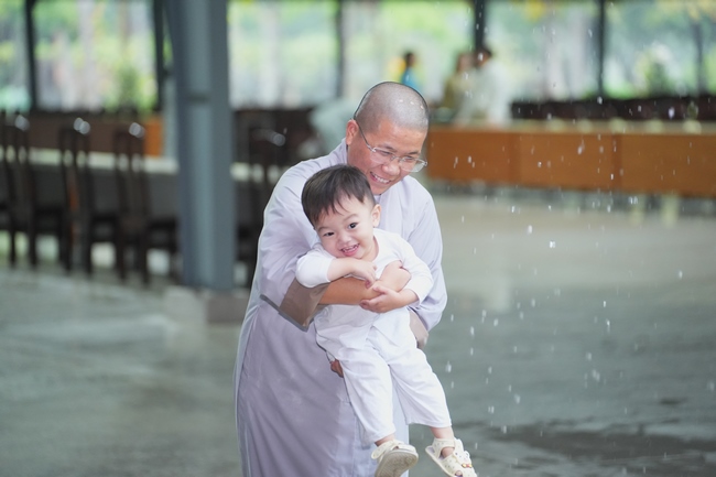 Gia đình Phật tử Liên Huệ, Liên Hương, Liên Thúy, Liên Vy phát tâm cúng dường 700 chai sữa chua và 700 hộp đậu hũ non Singapore đến Học viện Phật giáo Việt Nam tại TP. Hồ Chí Minh (cơ sở 2, xã Bình Lợi) và chùa Thanh Tâm.