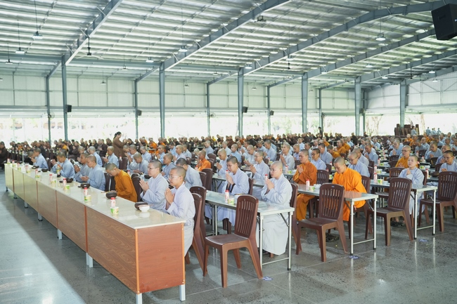 Gia đình Phật tử Liên Huệ, Liên Hương, Liên Thúy, Liên Vy phát tâm cúng dường 700 chai sữa chua và 700 hộp đậu hũ non Singapore đến Học viện Phật giáo Việt Nam tại TP. Hồ Chí Minh (cơ sở 2, xã Bình Lợi) và chùa Thanh Tâm.