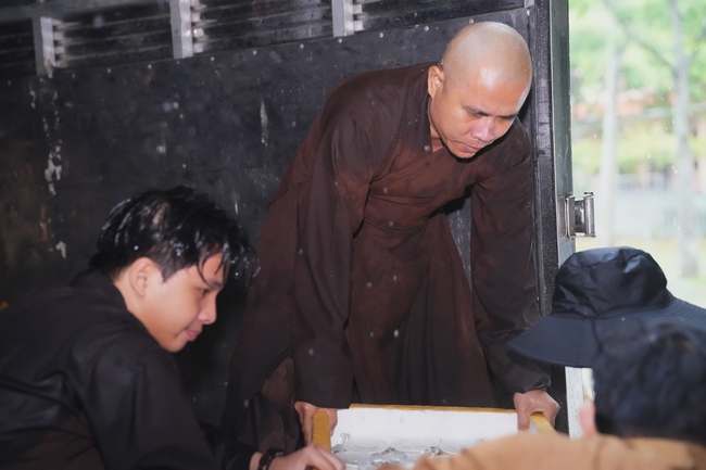 Gia đình Phật tử Liên Huệ, Liên Hương, Liên Thúy, Liên Vy phát tâm cúng dường 700 chai sữa chua và 700 hộp đậu hũ non Singapore đến Học viện Phật giáo Việt Nam tại TP. Hồ Chí Minh (cơ sở 2, xã Bình Lợi) và chùa Thanh Tâm.