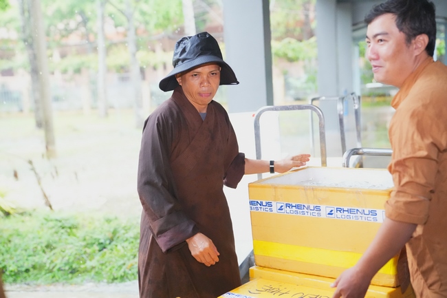 Gia đình Phật tử Liên Huệ, Liên Hương, Liên Thúy, Liên Vy phát tâm cúng dường 700 chai sữa chua và 700 hộp đậu hũ non Singapore đến Học viện Phật giáo Việt Nam tại TP. Hồ Chí Minh (cơ sở 2, xã Bình Lợi) và chùa Thanh Tâm.