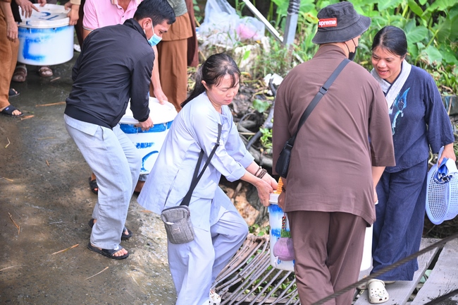 PHÓNG SINH TẠI BẾN PHÀ BÌNH MỸ.