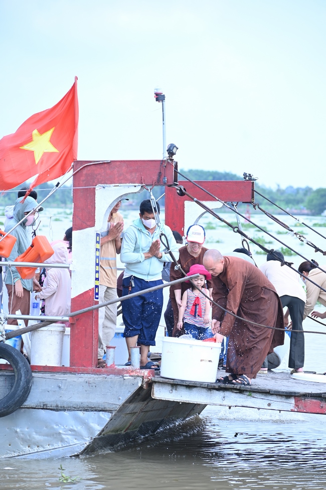 PHÓNG SINH TẠI BẾN PHÀ BÌNH MỸ.
