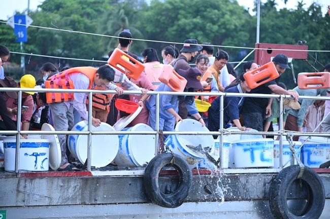 PHÓNG SINH TẠI BẾN PHÀ BÌNH MỸ.