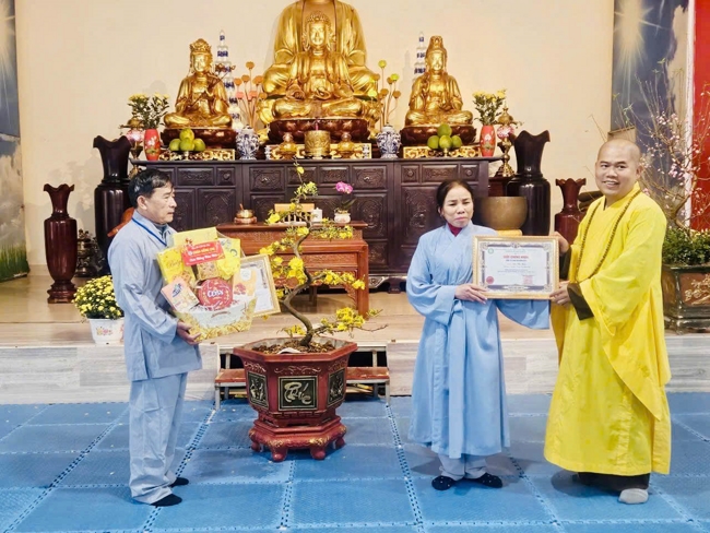 Chùa Đống Cao (Thanh Hóa) - Khoá tu cuối năm: Lễ tất niên và phát quà tết Bính Ngọ.