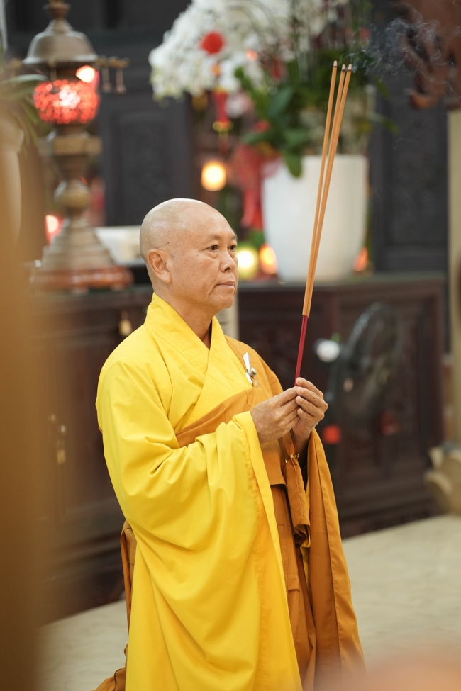 Khai bút đầu xuân và lễ Giao Thừa mừng Xuân Bính Ngọ 2026 - Chùa Hoằng Pháp