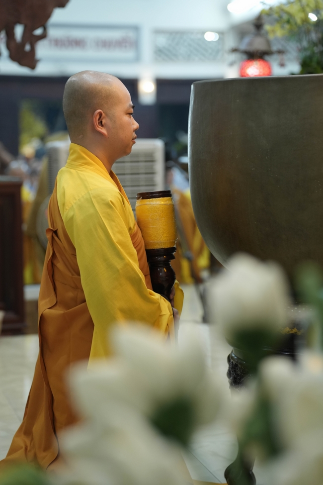 Khai bút đầu xuân và lễ Giao Thừa mừng Xuân Bính Ngọ 2026 - Chùa Hoằng Pháp