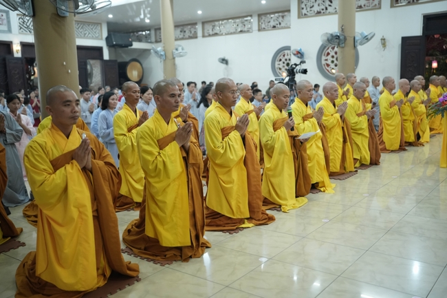 Khai bút đầu xuân và lễ Giao Thừa mừng Xuân Bính Ngọ 2026 - Chùa Hoằng Pháp