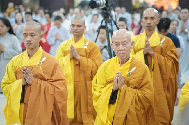 Khai bút đầu xuân và lễ Giao Thừa mừng Xuân Bính Ngọ 2026 - Chùa Hoằng Pháp