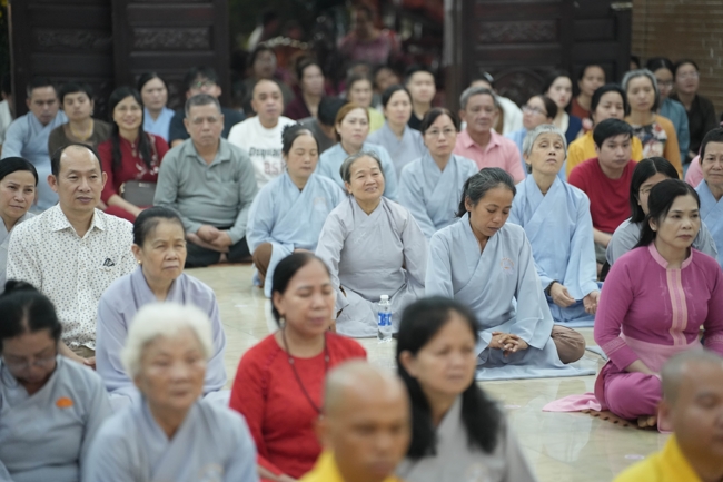 Khai bút đầu xuân và lễ Giao Thừa mừng Xuân Bính Ngọ 2026 - Chùa Hoằng Pháp