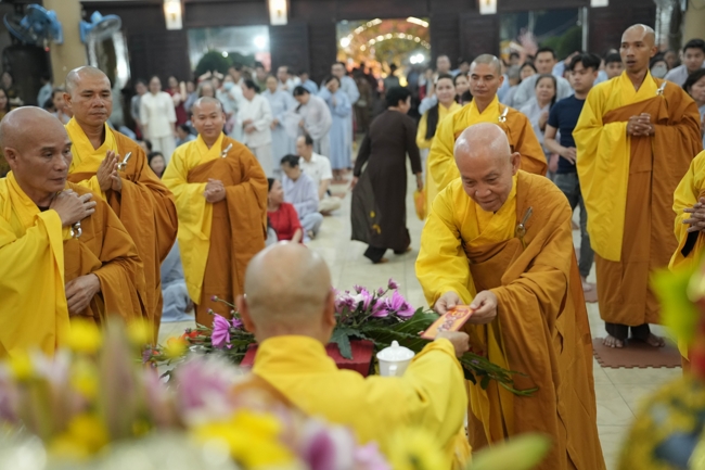 Khai bút đầu xuân và lễ Giao Thừa mừng Xuân Bính Ngọ 2026 - Chùa Hoằng Pháp