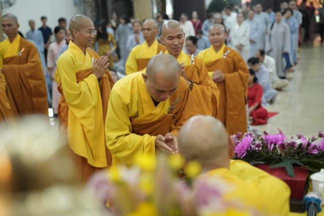 Khai bút đầu xuân và lễ Giao Thừa mừng Xuân Bính Ngọ 2026 - Chùa Hoằng Pháp