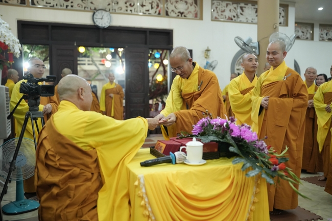 Khai bút đầu xuân và lễ Giao Thừa mừng Xuân Bính Ngọ 2026 - Chùa Hoằng Pháp