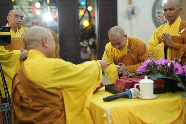 Khai bút đầu xuân và lễ Giao Thừa mừng Xuân Bính Ngọ 2026 - Chùa Hoằng Pháp