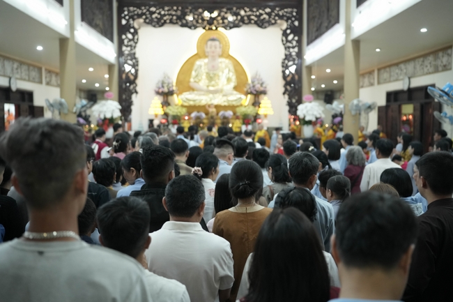 Khai bút đầu xuân và lễ Giao Thừa mừng Xuân Bính Ngọ 2026 - Chùa Hoằng Pháp